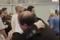 فلسطيني يعانق والدته