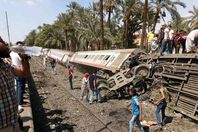 بالصور.. أبرز المشاهد في حادث انقلاب قطار البدرشين