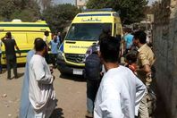 بالصور.. أبرز المشاهد في حادث انقلاب قطار البدرشين