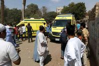 بالصور.. أبرز المشاهد في حادث انقلاب قطار البدرشين