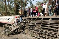 بالصور.. أبرز المشاهد في حادث انقلاب قطار البدرشين