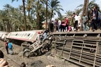 بالصور.. أبرز المشاهد في حادث انقلاب قطار البدرشين