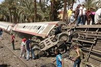 بالصور.. أبرز المشاهد في حادث انقلاب قطار البدرشين