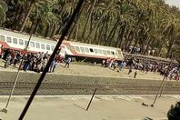 بالصور.. أبرز المشاهد في حادث انقلاب قطار البدرشين