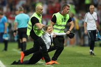 إحدى الفتيات اللاتي اقتحمن الملعب