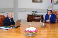 الرئيس السيسي مع وزير الإنتاج الحربي