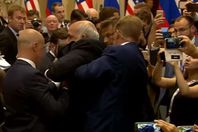 إخراج صحفي بالقوة من قاعة المؤتمر الصحفي لـ«بوتين» و«ترامب»