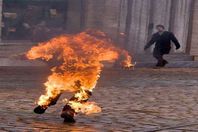 شاب يشعل النار في جسده (أرشيفية)