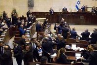 النواب العرب يمزقون قانون الكنيست المثير للجدل