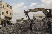 فلسطينيون يهدمون منزلهم رافضين السماح للمستوطنين العيش فيه