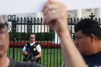 شاهد..  المظاهرات ضد ترامب  أمام البيت الأبيض بسبب القمة مع بوتين