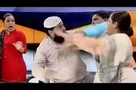 صفعات قوية بين رجل دين ومحامية علي الهواء