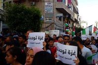 المئات يتظاهرون في رام الله لرفع العقوبات عن غزة