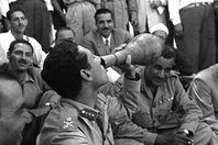 المشير بصحبة عبد الناصر بقرية البرجاية في المنيا