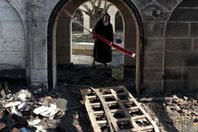 إخماد حريق داخل كنيسة