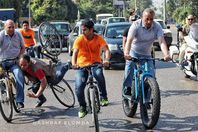 لحظة سقوط حارس محافظ الجيزة من على دراجته