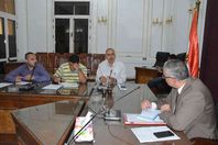 محافظ لمنيا مع الموظفين لمضربين عن الطعام 
