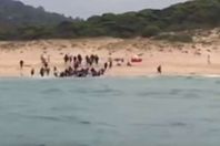 نزول المهاجرين فى شاطئ للعراة بإسبانيا