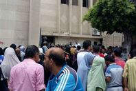 تجمهر أهالي ضحايا «حادث بورسعيد» أمام المستشفى العام