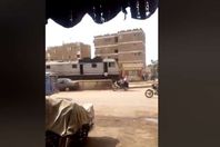 السائق أثناء صعوده إلى القطار المتوقف