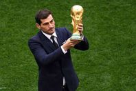 كاسياس يحمل كأس العالم