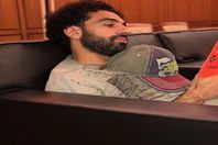 "صلاح" يقرأ الكتاب الذي حاول إخفائه