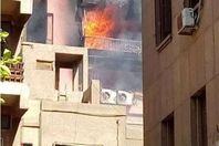 بالصور.. أبرز المشاهد في حريق مستشفي الحسين