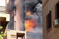 بالصور.. أبرز المشاهد في حريق مستشفي الحسين