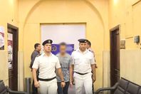 متهم يمثل جريمة قتله لزوجين بالزيتون