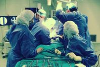 أرشيفية - إجراء عملية جراحية