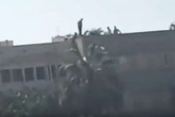 لحظة انتحار موظف بإدفينا