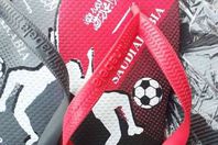 أحذية مكتوب عليها "لا إله إلا الله"