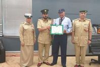 مصري يعثر على 100 ألف بالإمارات ويسلمها للشرطة