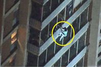 شاب أمريكي يتسلق ليطمئن علي والدته