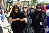 يسرا تنهار بعد رؤية نعش والدتها بالسيدة نفسية