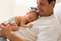 أب مع طفله  أرشيفية