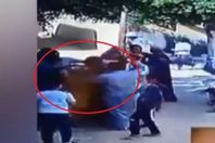 شاب يشعل النار في والده