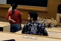 بقرة تقتحم قاعة محاضرات