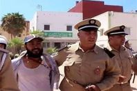 الأمن المغربي يقتاد شاب من رقبته