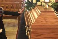 سيدة مسلمة داخل كنيسة