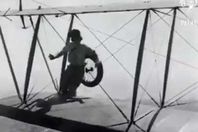 فيديو يفوق الخيال.. تركيب إطار طائرة وهي تحلق في الجو