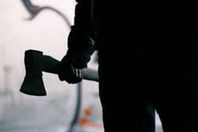 " دماغها ناشفة".. زوج يهشم رأس زوجته بمطرقة