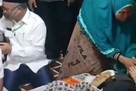 صور.. يحتفل بيوم زفافه في يوم وفاة والده! 
