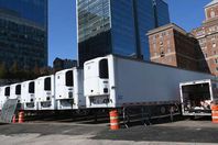 مشاهد مرعبة.. شاحنات تبريد لنقل ضحايا كورونا