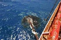 ناقلة نفط ضخمة تهدد بكارثة بيئية وإنسانية بالبحر الأحمر
