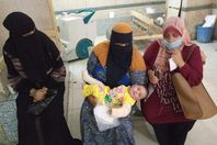 الطفلة مكة ووالدتها
