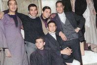 نجوم لن تتخيلهم.. صورة نادرة لعدد من الفنانين