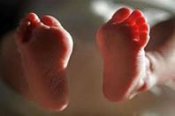 يكسر عظام طفلته
