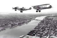 صورة نادرة لطائرتين تحلقان فوق النيل.. القاهرة قبل 85 عاما