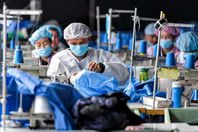 الصين تستغل معتقلي الأويجور لإنتاج كمامات كورونا وتصديرها للخارج
